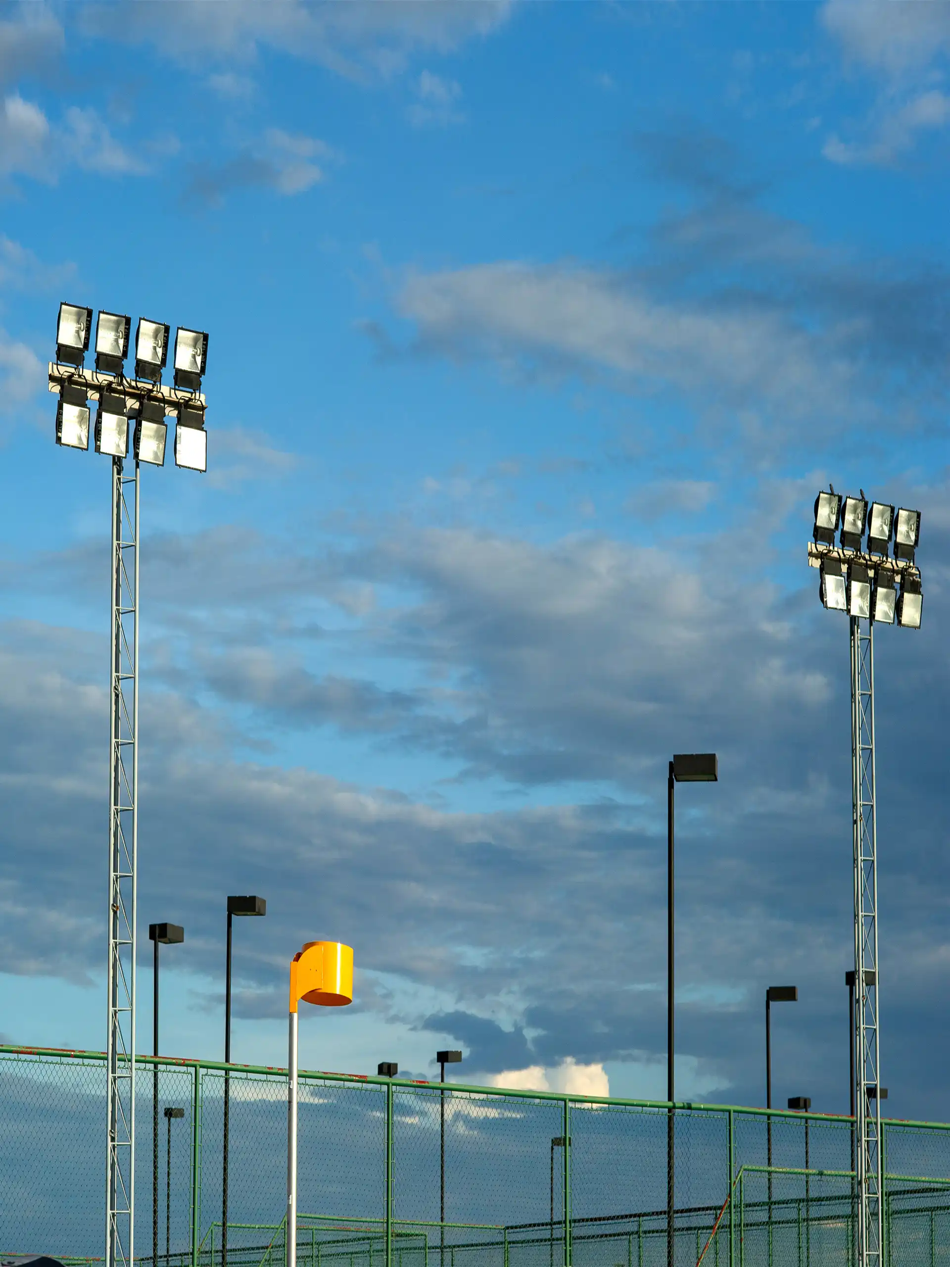 Aydınlatma direkleri ve projektörler